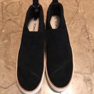 Tom’s 8M tennis shoe.  Good condition. Gently worn.